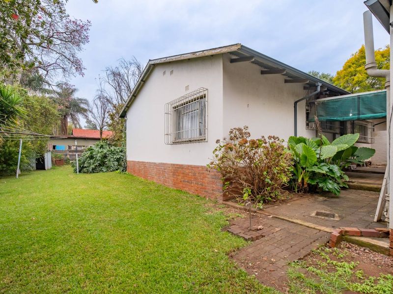 Located in a quiet street, with lovely neighbours. - Photo 2