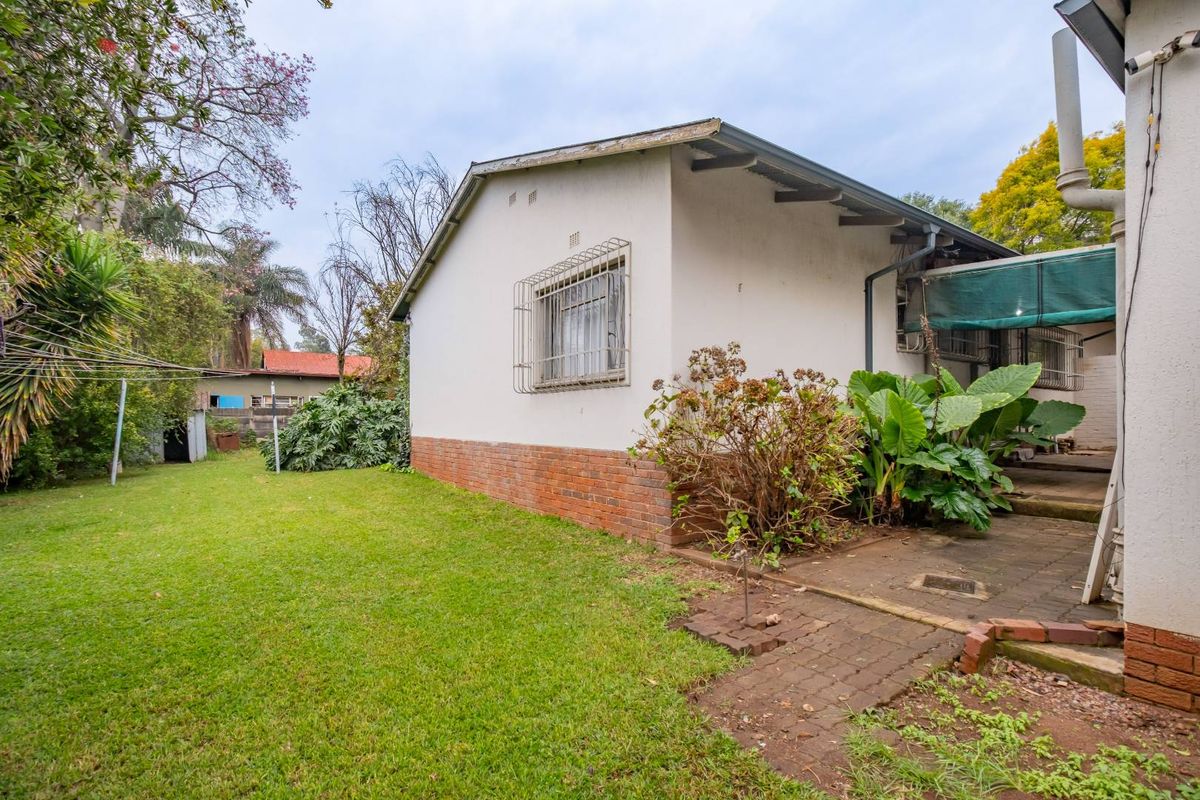 Located in a quiet street, with lovely neighbours. - Photo 2