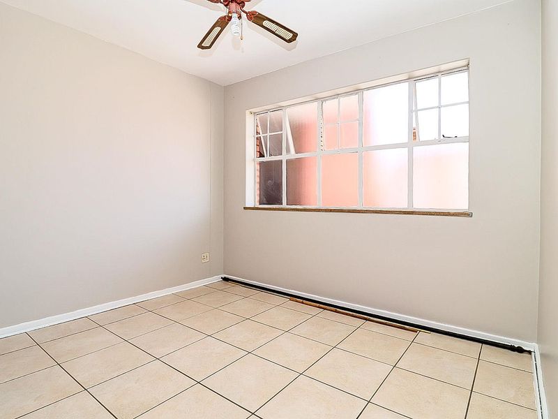 Two Bedroom Apartment Conveniently Located! - Photo 9
