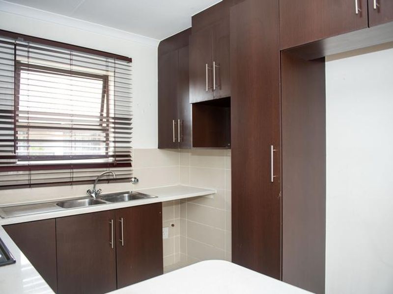 3 BEDROOM TOWNHOUSE - Photo 10