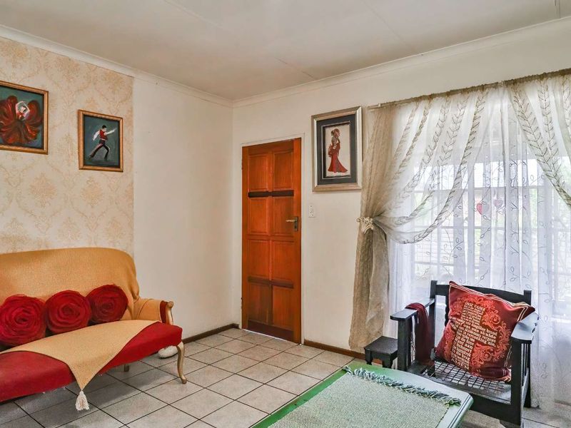 Spacious 2 Bedroom unit with beautiful garden in Doornpoort - Photo 8