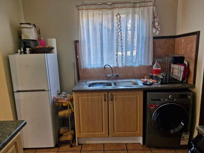 Modern 3-Bedroom Ground Floor Unit with Private Garden - Photo 7