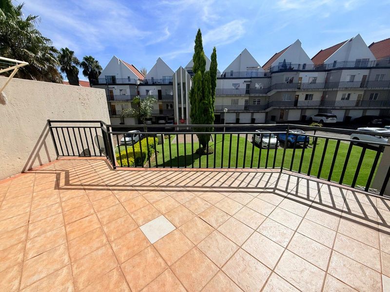 Luxurious Comfort: Spacious Bedrooms & Inviting Lounge! - Photo 9