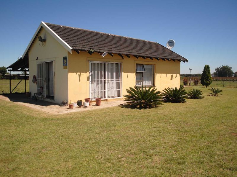 Bachelor Flat on a neat small holding (Available Plans for 2x 2 Bedroom Townhouses) - Photo 2