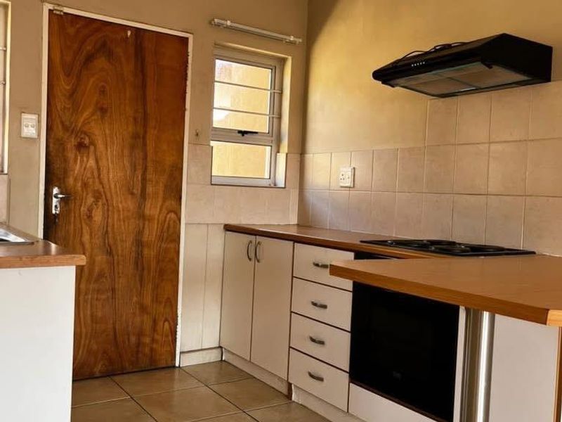 3 Bedrooms Townhouse For Sale Khomasdal - Photo 6