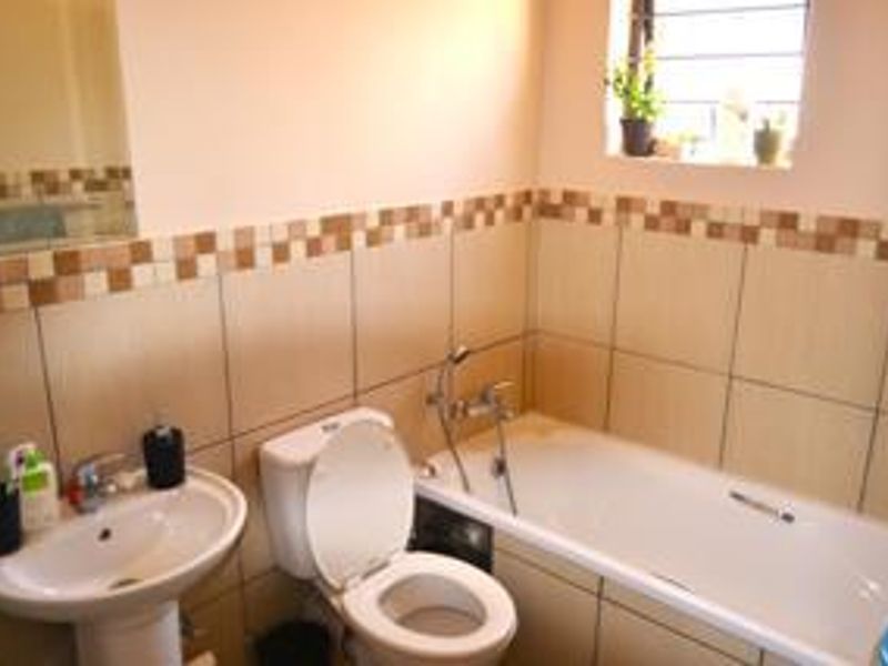 Spacious 2 Bedroom unit with huge private garden - Photo 7