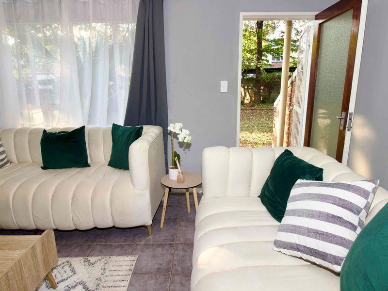 Spacious 1 bedroom, ground floor unit. - Photo 8
