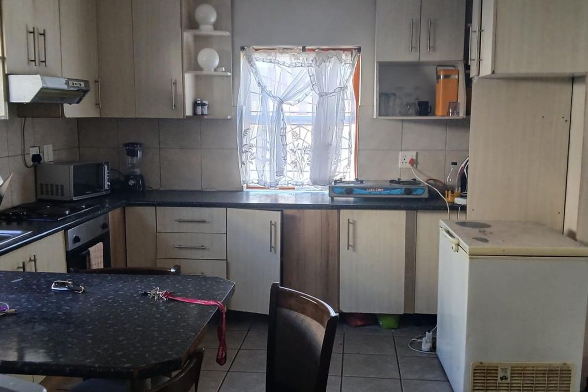 Charming Two-Bedroom House for Rent in Kraaifontein, Scottsdene - Photo 2