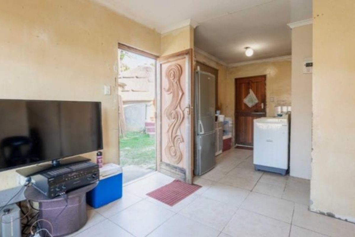 2-Bedroom Home with Unique Rondavel - Photo 2