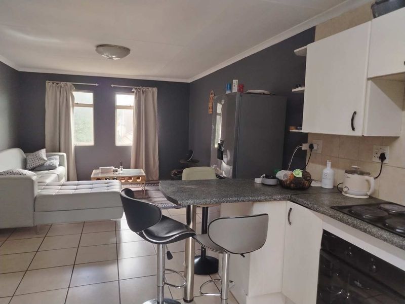 Discover Comfort: Rent This Charming 2BR Now! - Photo 2