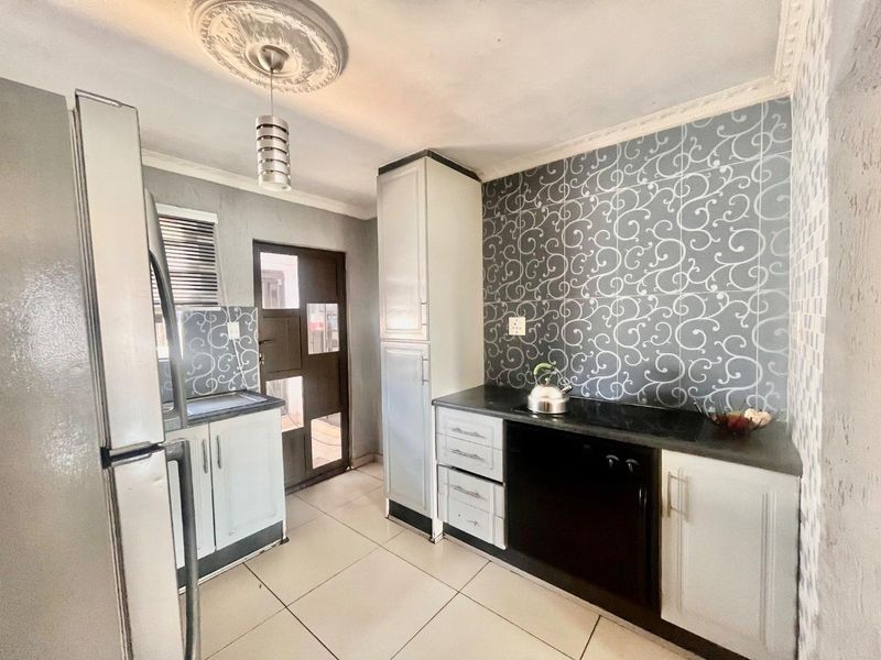 Beautiful home on the market - Photo 4