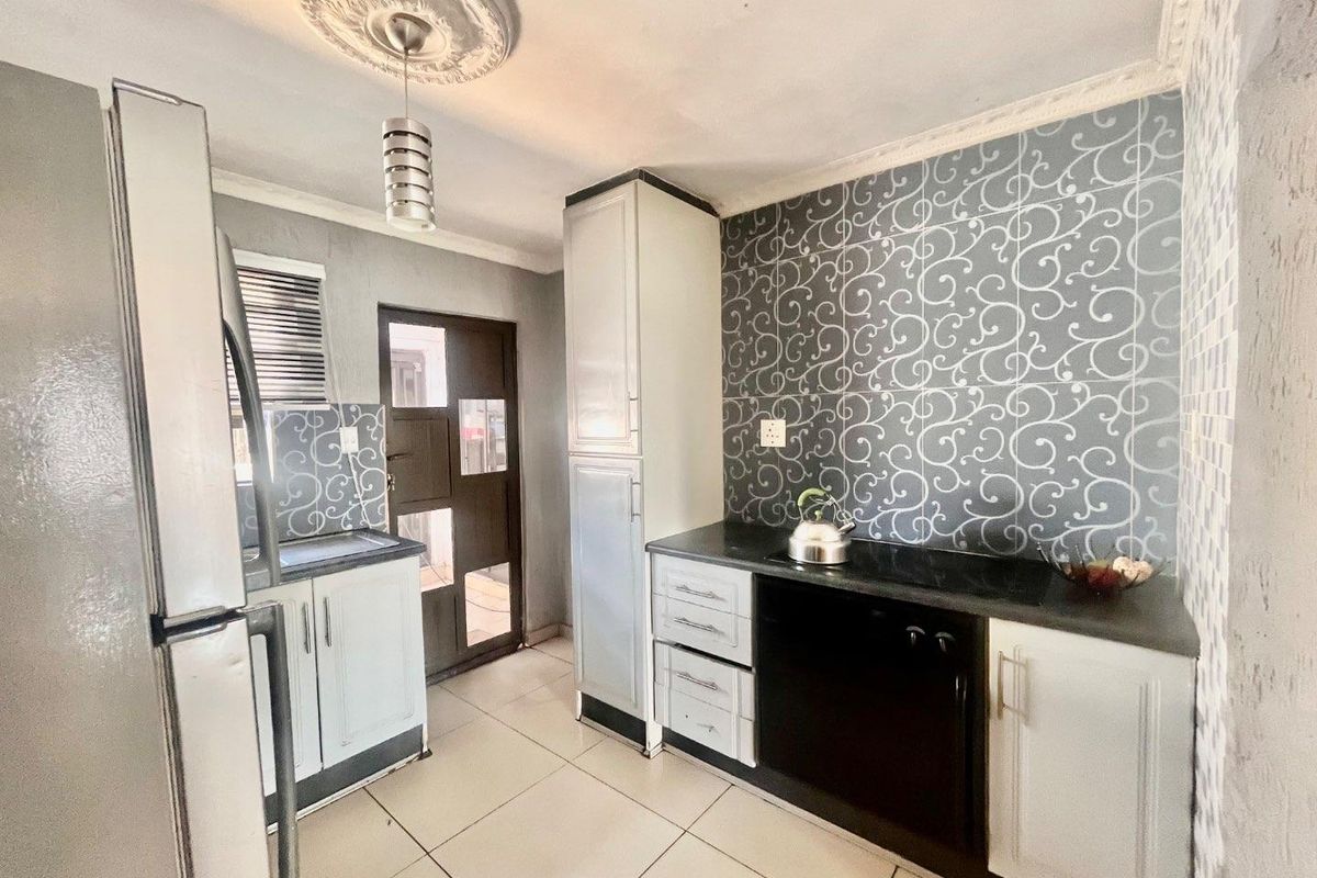 Beautiful home on the market - Photo 4