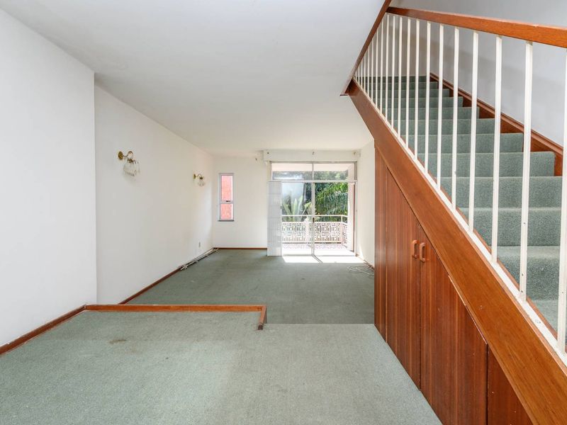 Spacious Duplex Apartment In Sought  After Consulate Place - Photo 2
