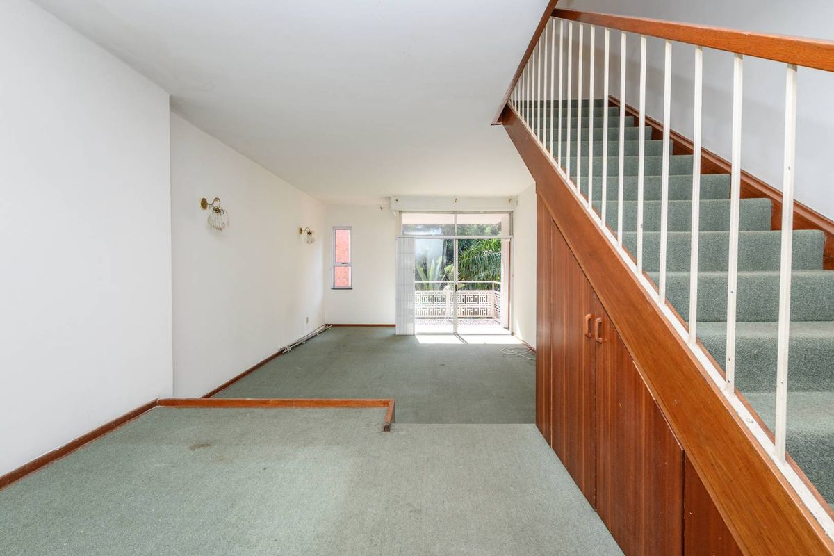 Spacious Duplex Apartment In Sought  After Consulate Place - Photo 2