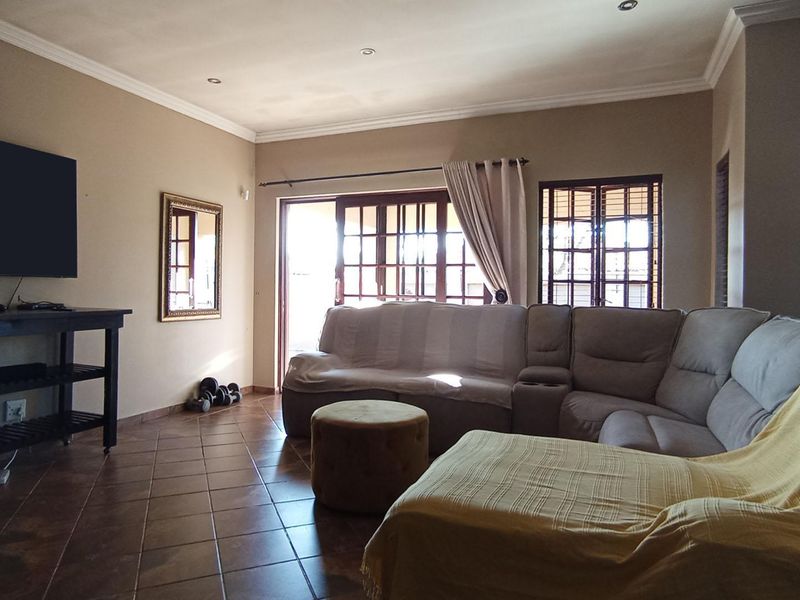 Spacious 3-Bedroom Home with Pool & Perfect Family Space - Photo 7