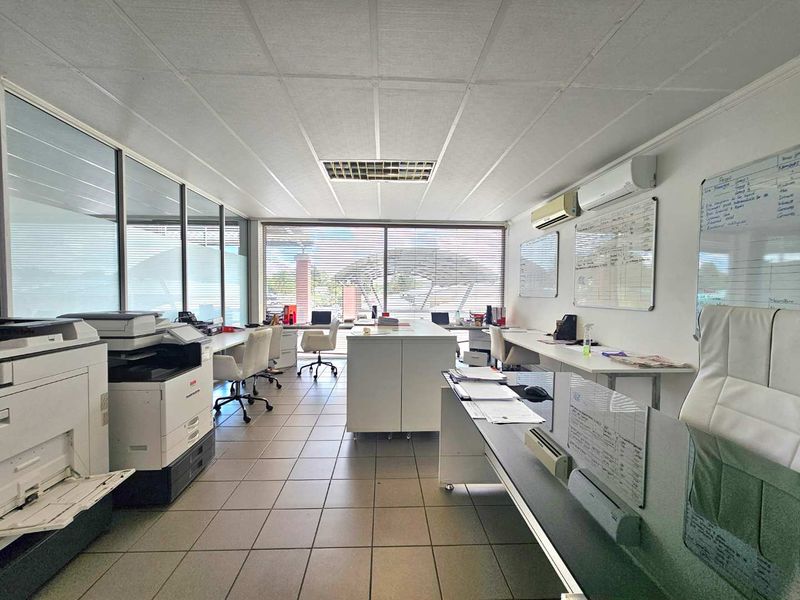 Modern 100m2 Office Unit in High-Demand Location - Photo 6
