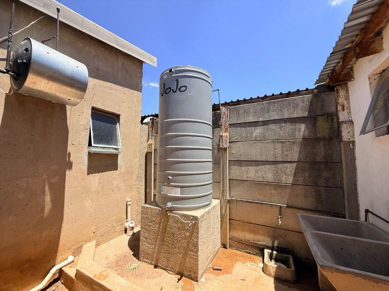 Cozy Retreat: Private Room with Kitchen & Bath - Photo 2