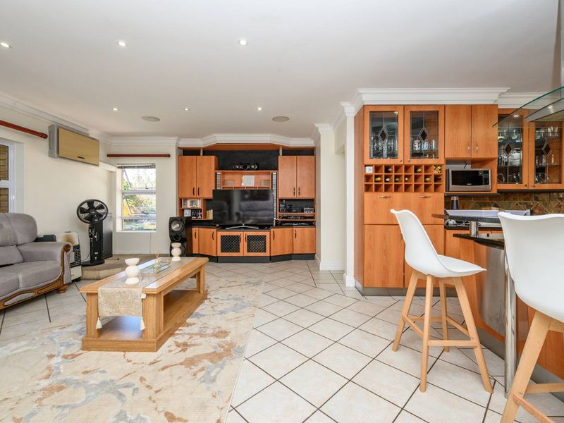 Exquisite Summerstrand Home - Photo 2