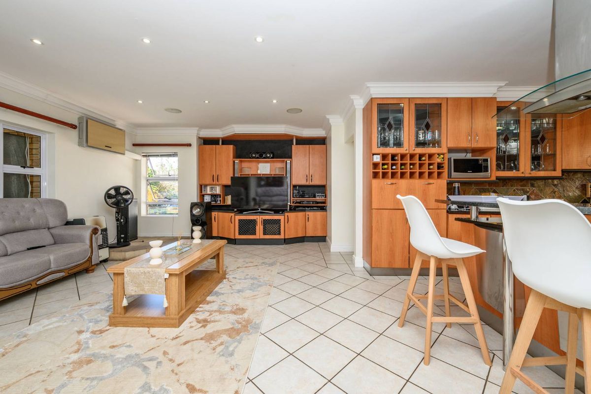 Exquisite Summerstrand Home - Photo 2