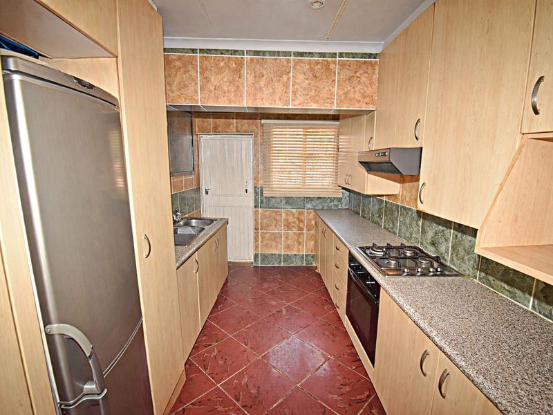 Beautiful Facebrick Home - Photo 9