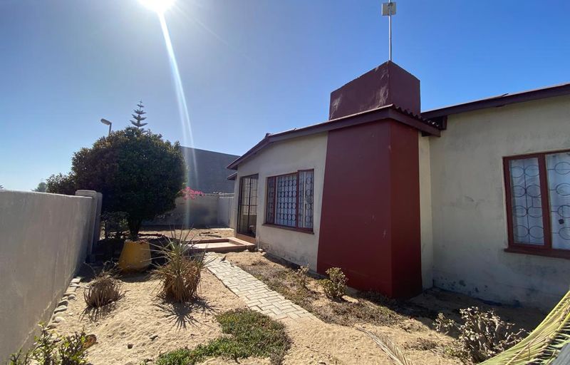FOR SALE- 3 BEDROOM AND 2 FLATLET HOUSE IN VINETA, SWAKOPMUND, NAMIBIA