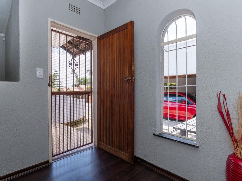 Lovely 3-Bedroom Family Home with Pool in Van Riebeeck Park - Photo 3