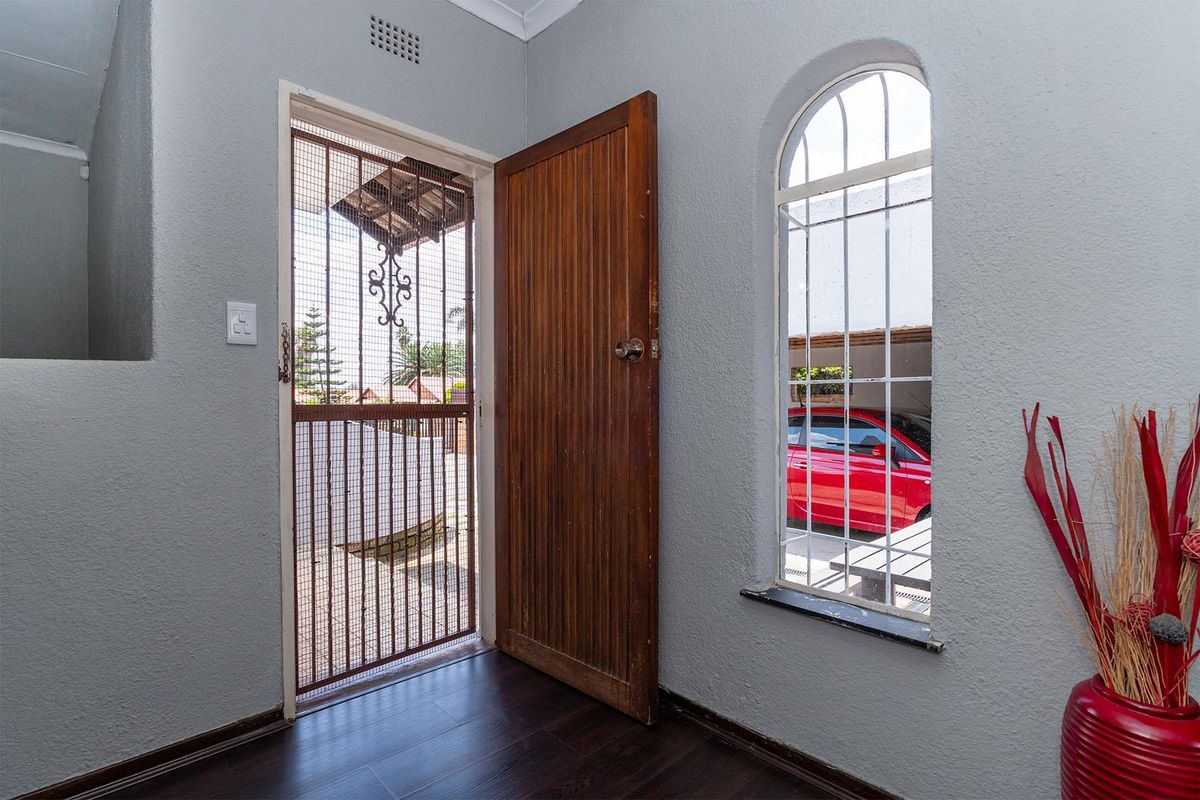 Lovely 3-Bedroom Family Home with Pool in Van Riebeeck Park - Photo 3