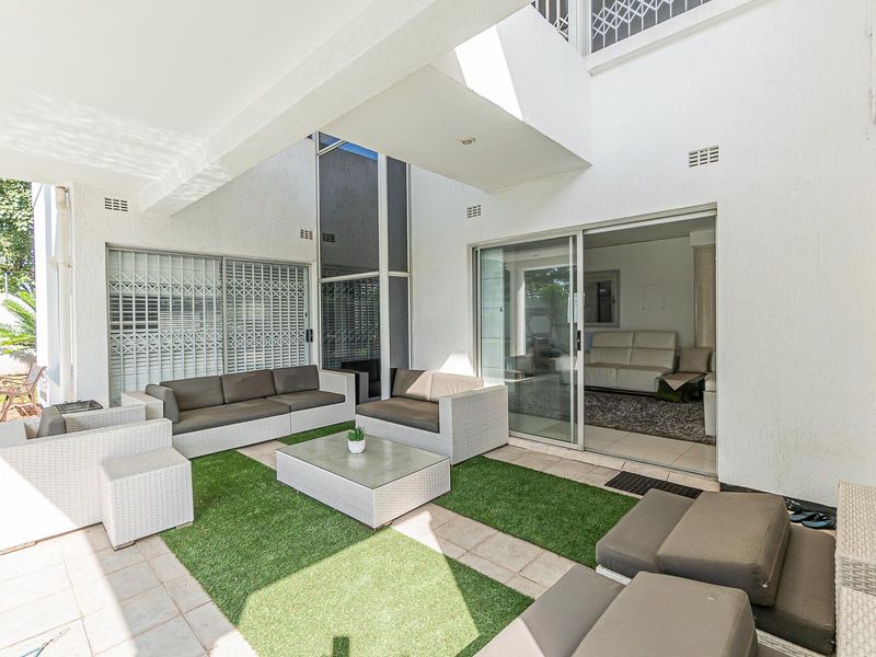 Modern home in prestigious area - Photo 8