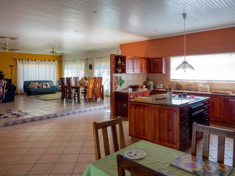 Neat family house in Omaruru - Photo 9