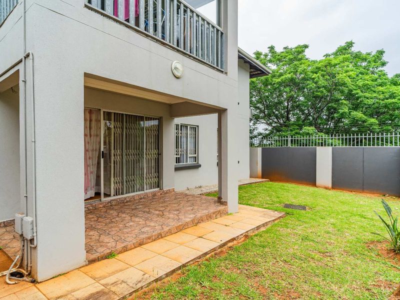 NO STAIRS!! Spacious 3 bedroom 2 bathroom Simplex in sought after Sunningale - Photo 2