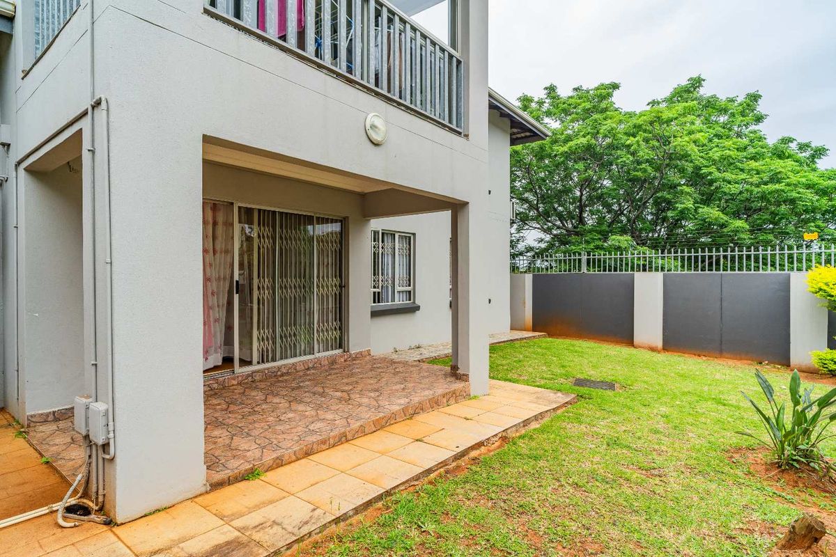 NO STAIRS!! Spacious 3 bedroom 2 bathroom Simplex in sought after Sunningale - Photo 2