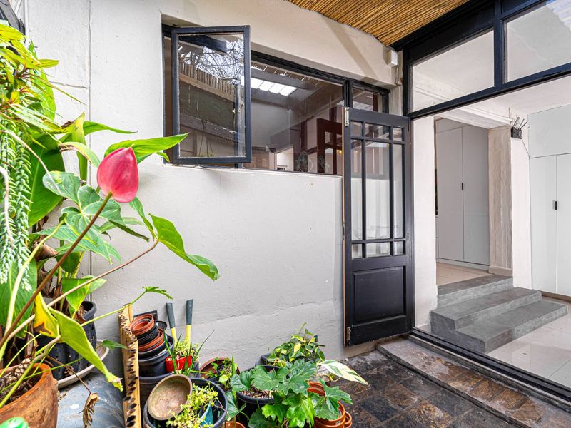 Modern in Mowbray - Photo 4