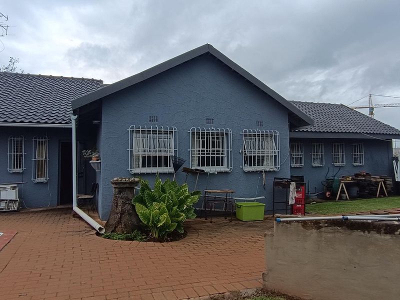 "Spacious 3-Bed Home with Income-Generating Flatlet!" - Photo 3