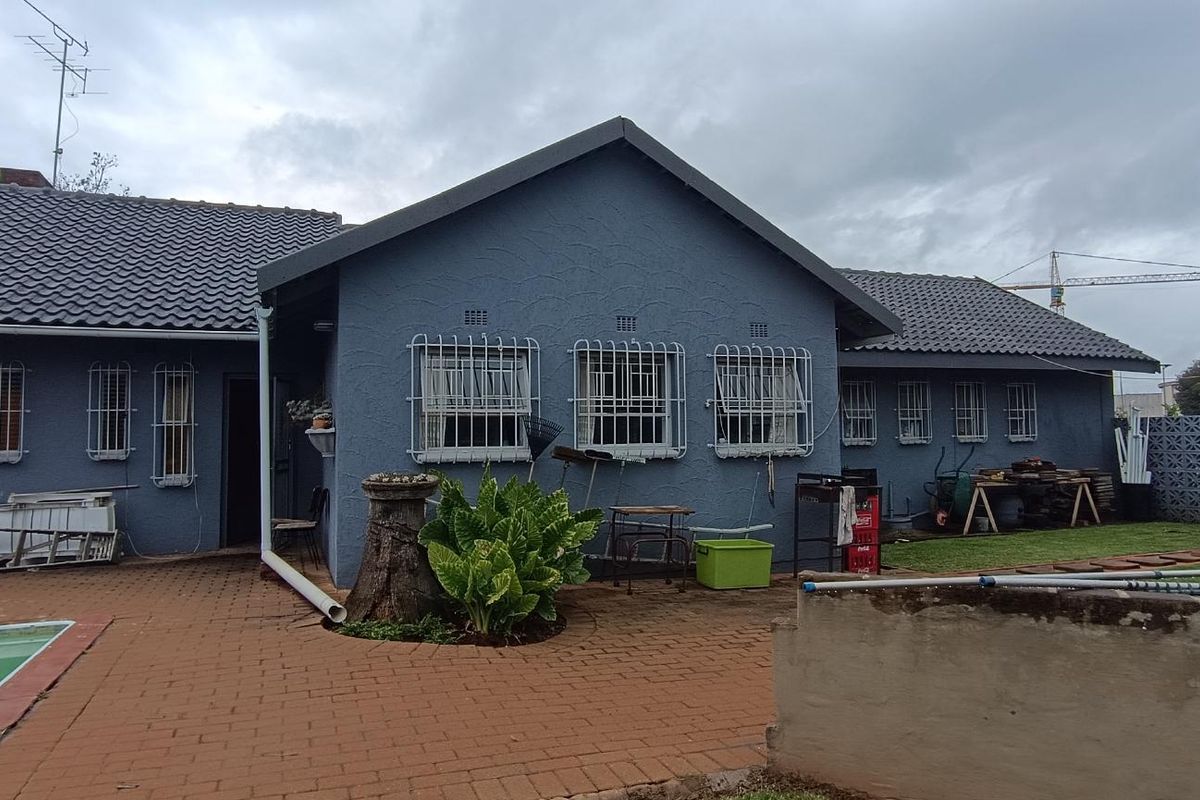 "Spacious 3-Bed Home with Income-Generating Flatlet!" - Photo 3