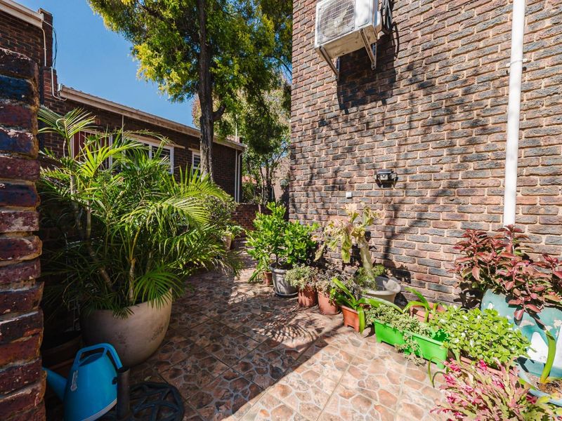 Facebrick Duplex Townhouse - Photo 3