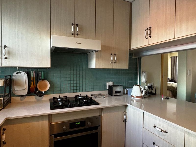 Beautifully Renovated 2-Bedroom Unit in a Sought-After Complex - Photo 3