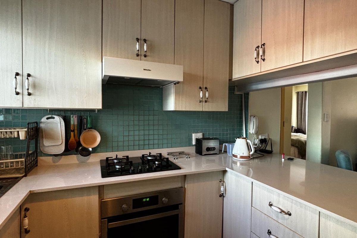 Beautifully Renovated 2-Bedroom Unit in a Sought-After Complex - Photo 3