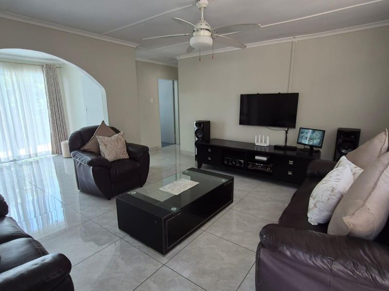 Split-level 5 bedroom home Escombe - Photo 6