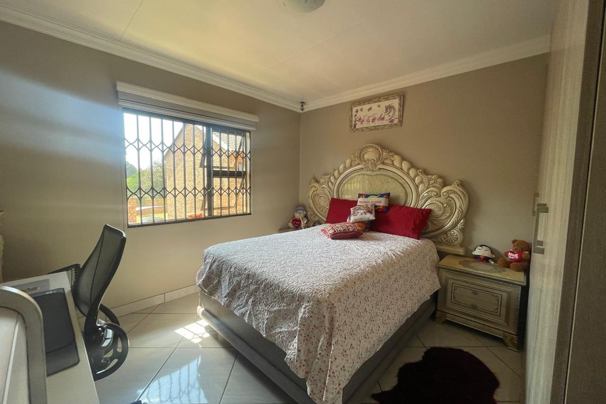 2 Bedroom Townhouse to rent at BRENTWOOD Park. - Photo 3