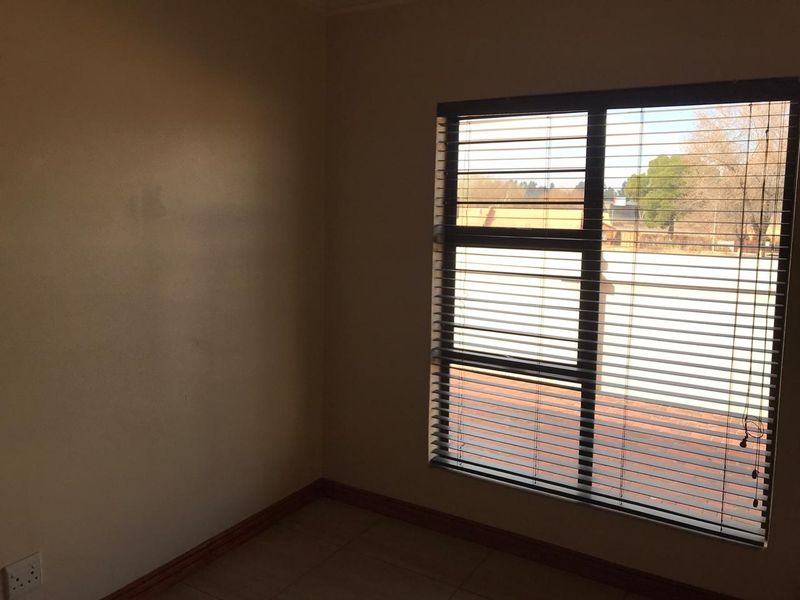NOT PET FRIENDLY! Lovely Cluster for Rent - Available 1 September 2024 - Photo 9