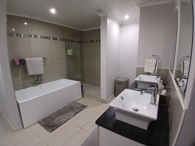 Modern and beautifully finished Duplex. - Photo 10