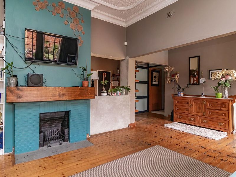 Charming Home: Classic Elegance Meets Modern Comfort! - Photo 7