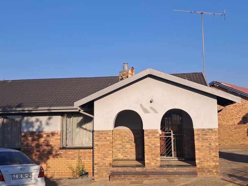 IMMACULATE HOME - Photo 10