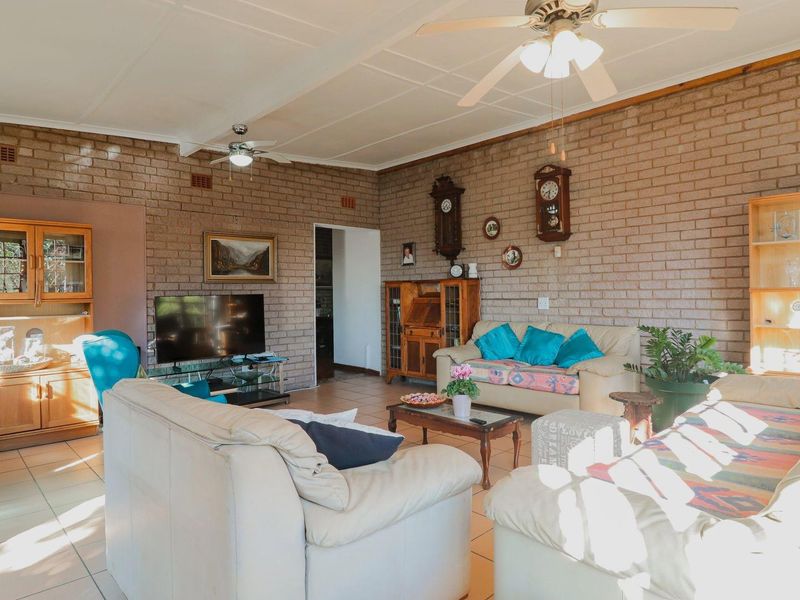 Charming 3 Bedroom Beachside Home & 1 Cottage & 1 Incomplete Cottage in Widenham, Umkomaas - Photo 5