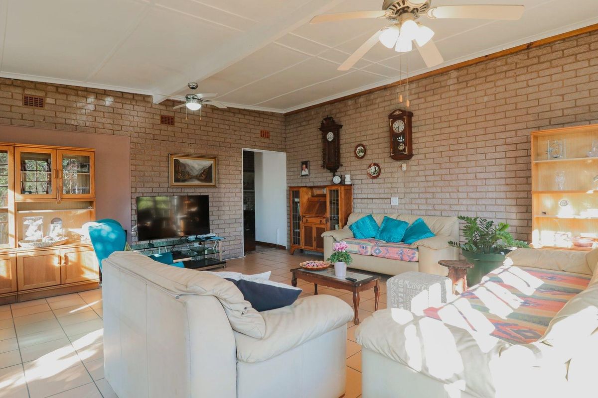 Charming 3 Bedroom Beachside Home & 1 Cottage & 1 Incomplete Cottage in Widenham, Umkomaas - Photo 5