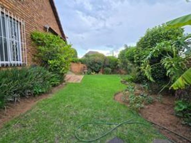 A modern and pet friendly unit - Photo 3