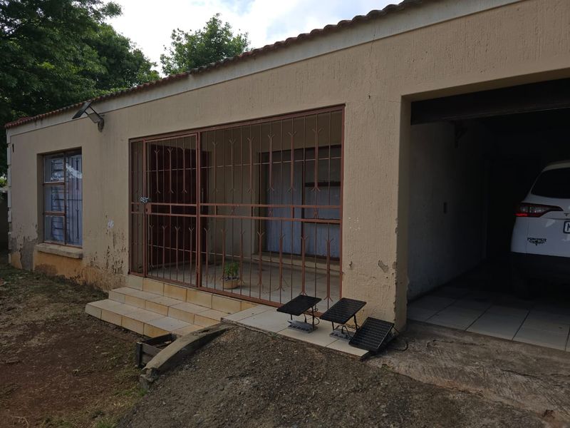 Huge four bedroom fixer up for sale - Photo 3