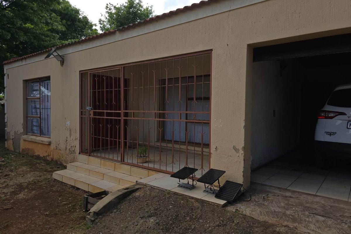 Huge four bedroom fixer up for sale - Photo 3