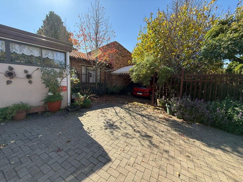 Charming 3-Bedroom Duet – A Hidden Gem with Garden Bliss - Photo 2