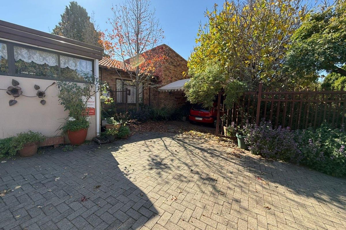 Charming 3-Bedroom Duet – A Hidden Gem with Garden Bliss - Photo 2